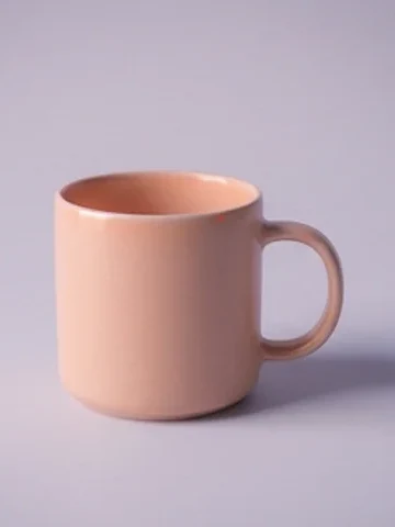 Taza sobre fondo lila