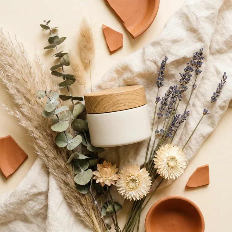 Flatlay de crema con flores secas